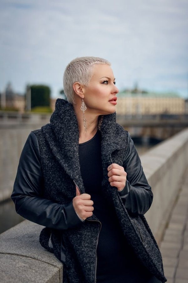 What's the Best Way to Style a Cashmere V-neck Sweater for a Polished Business Casual Look?